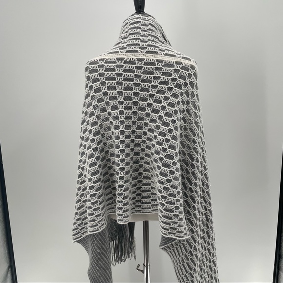 Rooted Soul NWT Woman’s Reversible Shaw - Picture 4 of 7